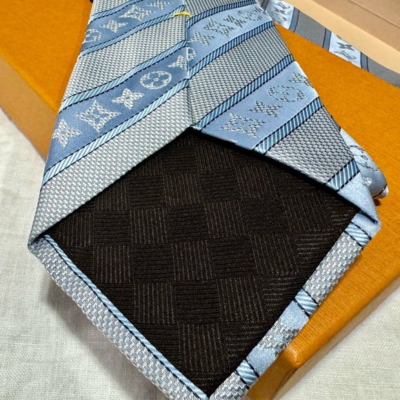🎁PASTEL BEAUTY🎁🆕💯 ICONIC LOUIS VUITTON POWDER BLU LRG MONOGRAM STRIPES TIE🔥 - Picture 12 of 17